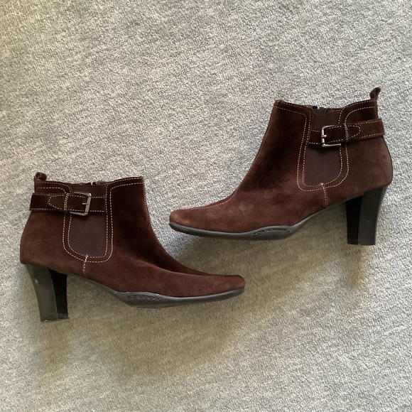 AEROSOLES Dark Brown Suede Ankle Boots Sz. 8 - Picture 1 of 7